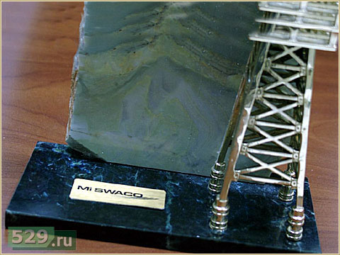 Бизнес-сувенир нефтяная вышка с логотипом