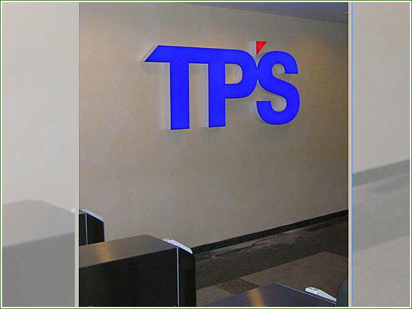 Объемные буквы в интерьере компании