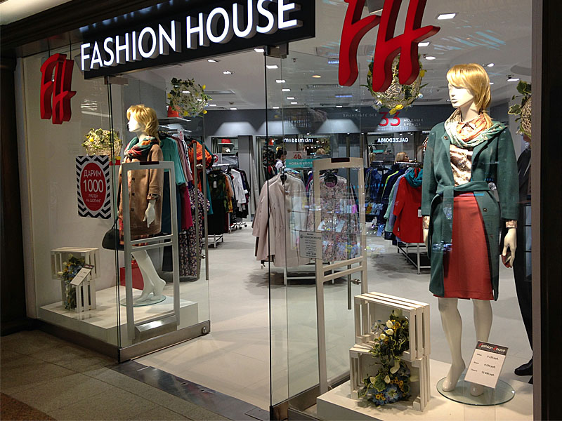 Оформление фитрин бутика в торговом центре