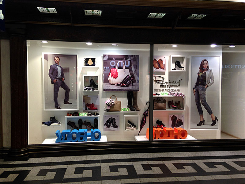 Витрина обувного бутика в торговом центре