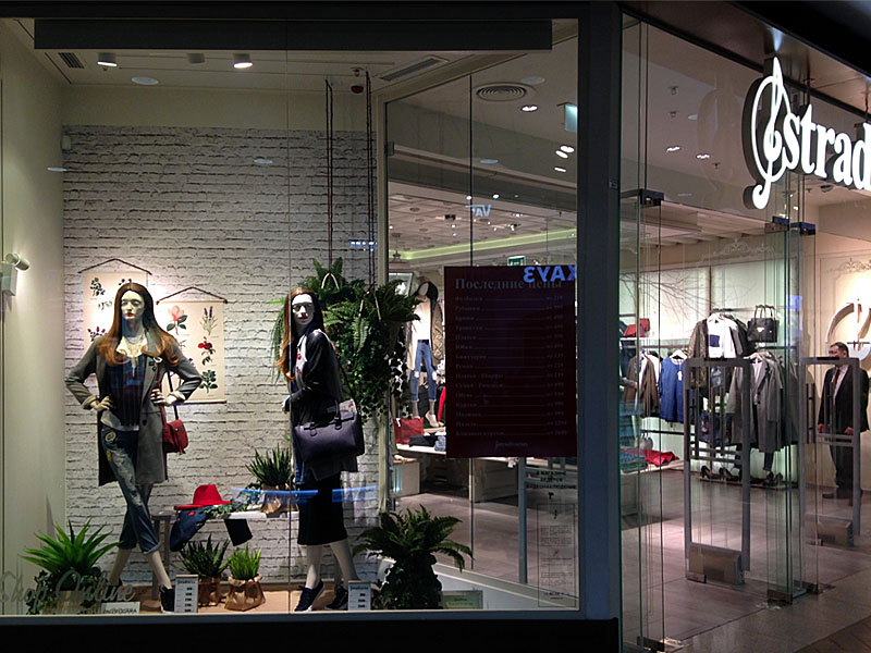 Витрина сети магазинов Страдивариус в ТЦ на Манежной площади