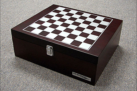 Для отдыха сувенир с символикой компании Шахматы