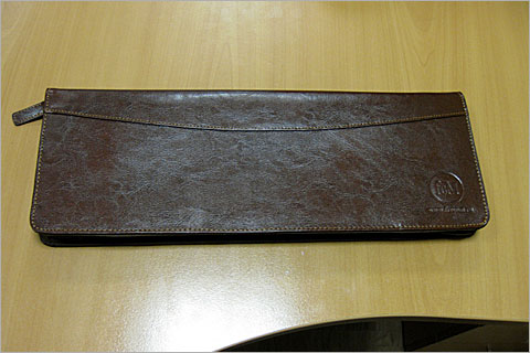 Кожаный сувенир с тиснением символики - особый шарм