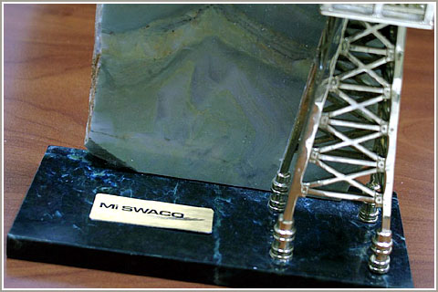 Рекламная продукция с логотипом Нефтяная вышка с шильдом