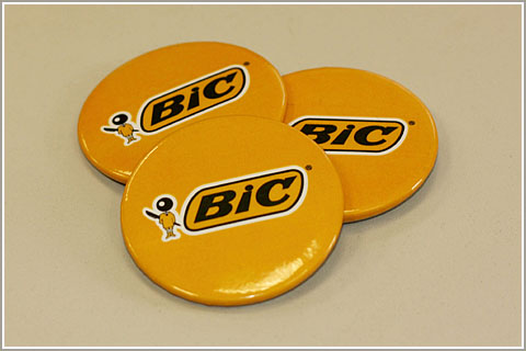 Значки с логотипом компании отличный сувенир для раздачи на акции