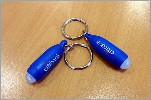 Брелок фонарик как промо сувенир банка Виды сувенирной рекламы 529