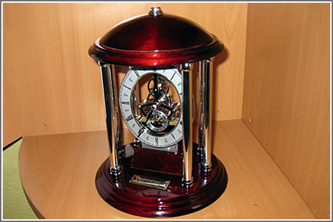 Дорогой ВИП сувенир часы из статьи ВИДЫ сувениргой рекламы