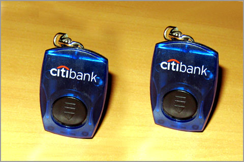 Вид рекламной промо сувенирки брелоки с лого банка