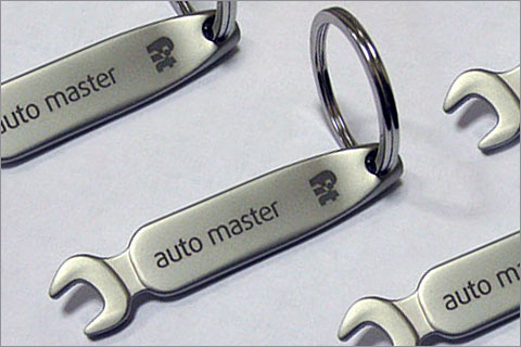 Оригинальный металлический брелок с логотипом