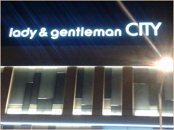 Изготовление и монтаж крышной рекламной установки для сети Леди и Джентльмены