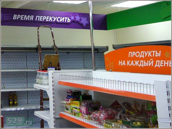 Изготовление цветовых фризов и букв в интерьер магазина