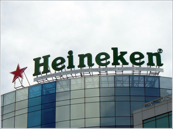 Вывеска компании на крыше отеля в Москве