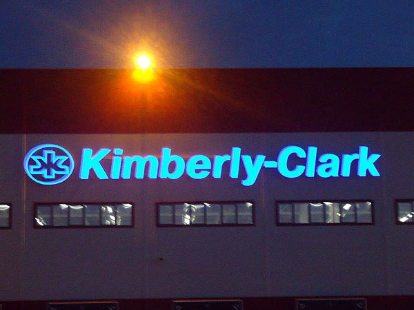 Вывеска со световыми буквами в соответстсвии с правилами регистрации